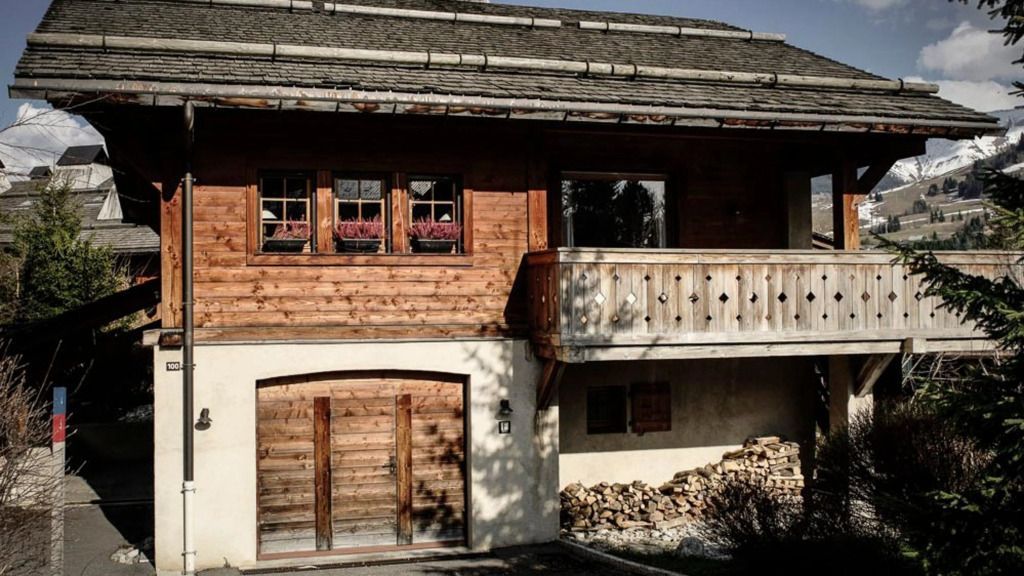 Außenansicht eines traditionellen Chalets mit hölzernem Balkon