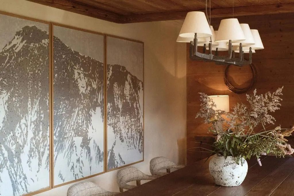 Essbereich mit Kunst an der Wand und stilvoller Dekoration