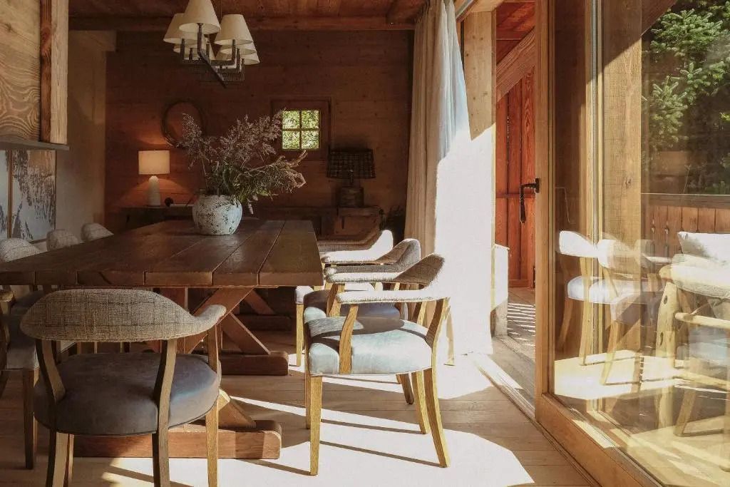 Eleganter Essbereich mit Holzdetails und großen Fenstern