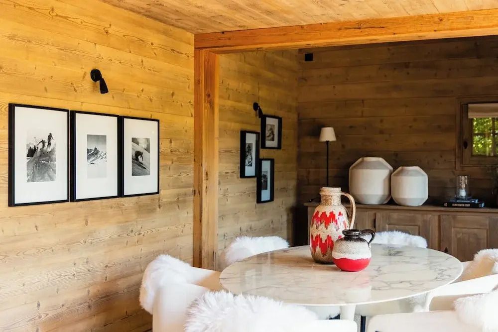 Essbereich mit Holzwänden und stilvollen Dekorationen im Chalet.