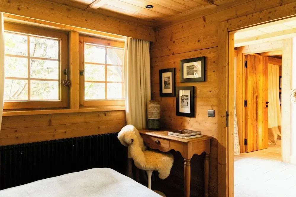 Schlafbereich mit Holzmöbeln und einladender Atmosphäre im Chalet.