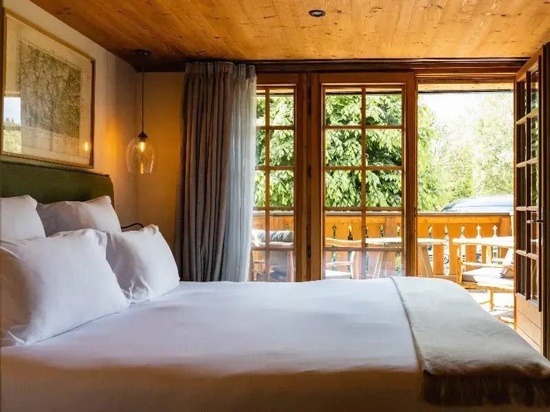 Helles Premium Doppelzimmer mit großem Bett und Balkonblick ins Grüne