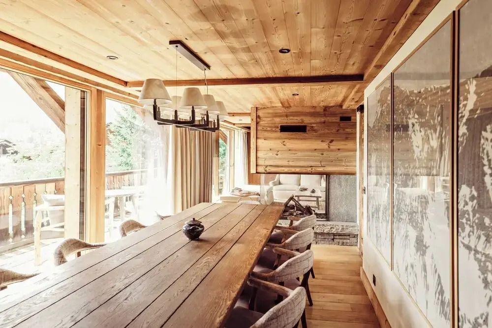 Geräumiger Essbereich aus Holz mit großem Tisch und Kronleuchter