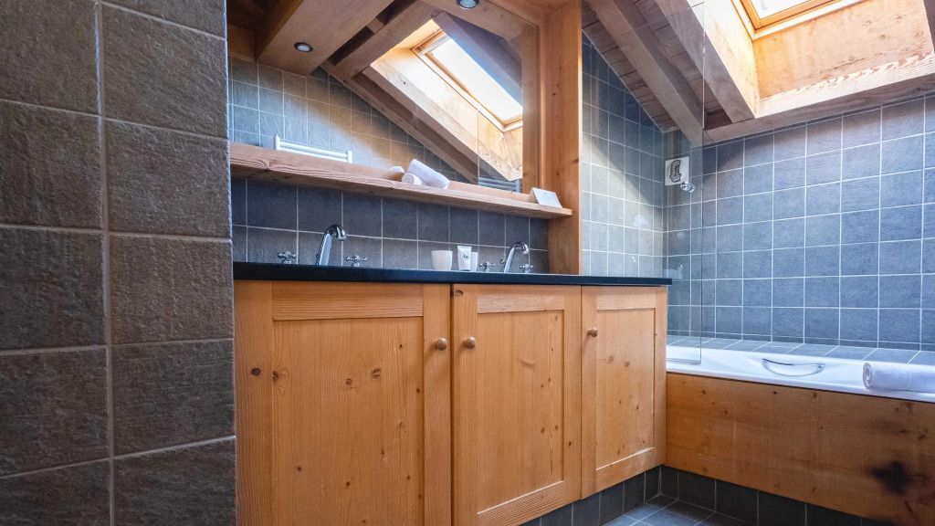 Modernes Badezimmer mit Dachfenster und Holzdetails