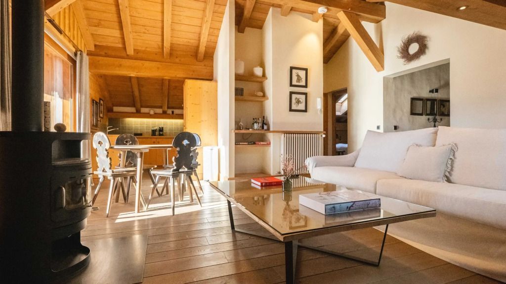 Offenes Wohnzimmer mit moderner Einrichtung und Küche im Hintergrund