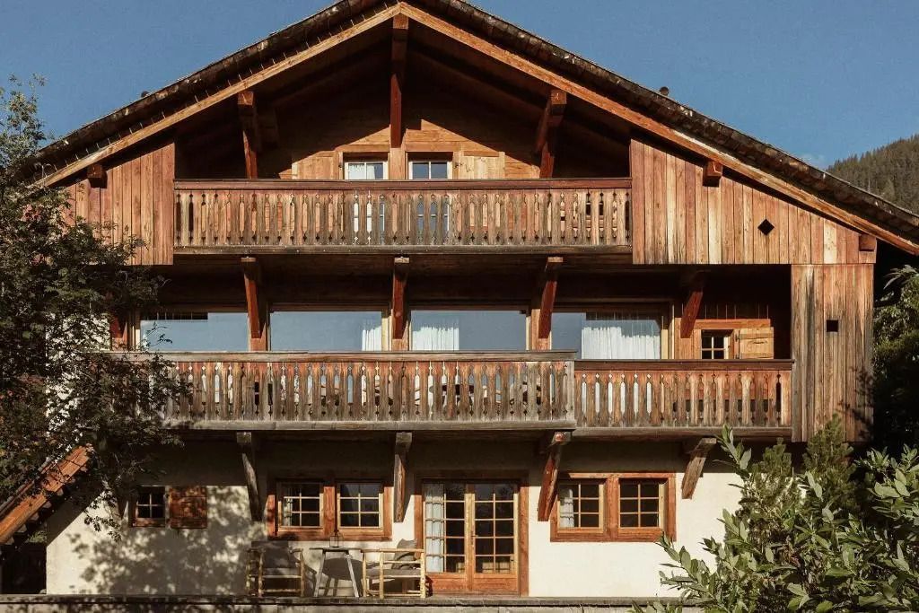 Fassade eines rustikalen Chalets mit Holzverkleidung und Balkonen
