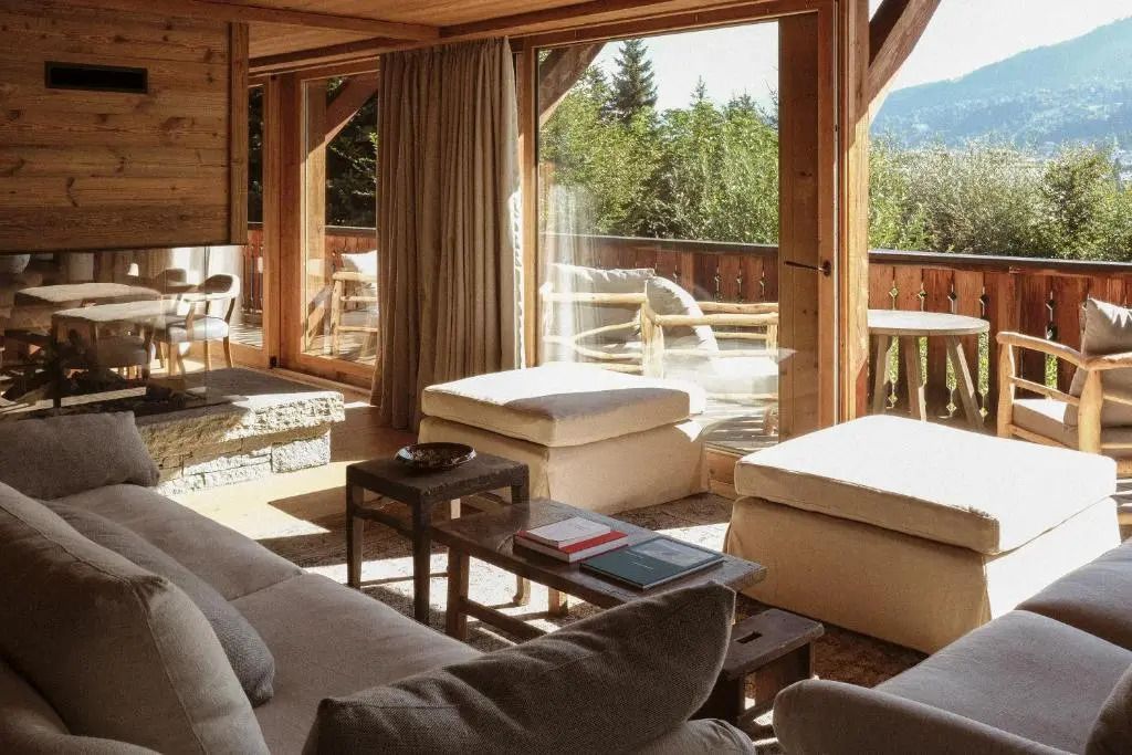 Helles Wohnzimmer mit großen Fenstern und bequemen Sofas