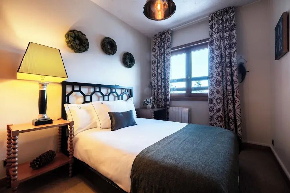 Einladendes Schlafzimmer mit dekorativen Kissen und natürlichem Lichteinfall.