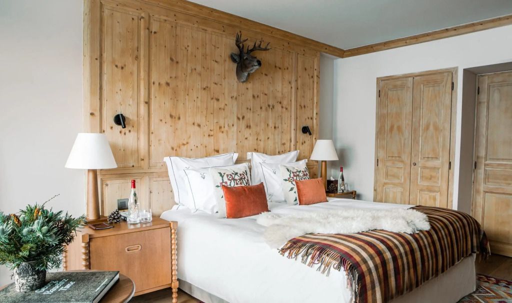 Luxuriöse Schlafzimmer-Suite mit Doppelbett und Holzverkleidung