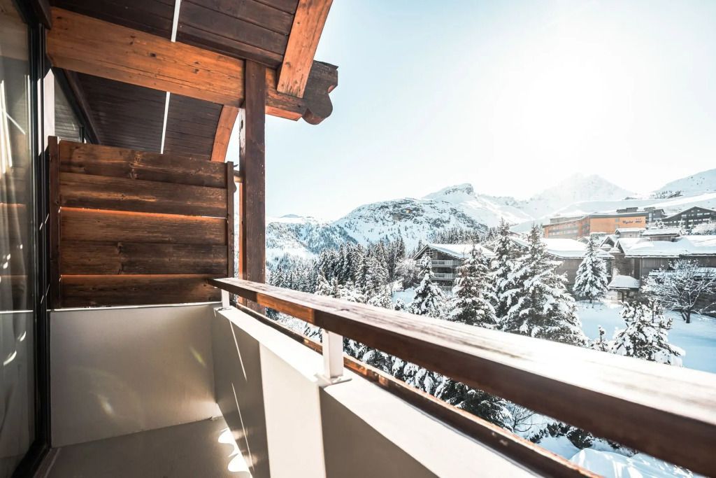 Balkon mit malerischem Blick auf verschneite Alpenlandschaft