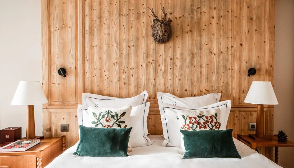 Holzvertäfeltes Zimmer mit dekorativen Kissen und Wandornamenten