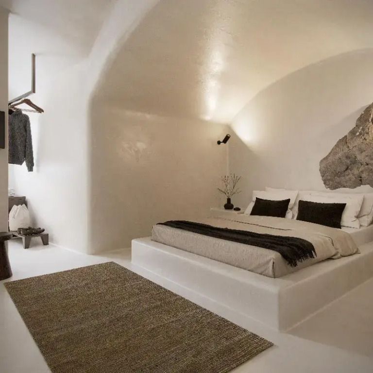 Modernes Schlafzimmer mit minimalistischer Einrichtung und Gewölbedecke