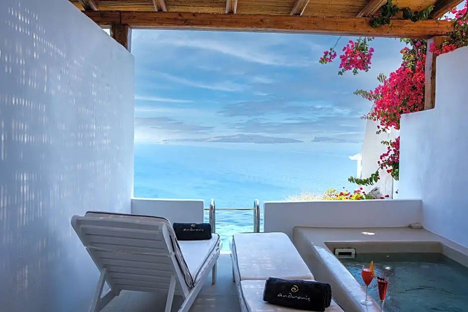 Terrasse mit Liegestühlen und atemberaubendem Meerblick