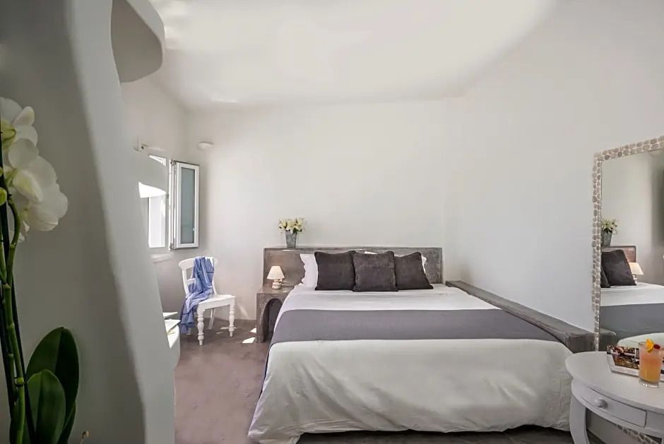 Helles Superior Doppelzimmer mit Doppelbett und stilvollem Interieur.