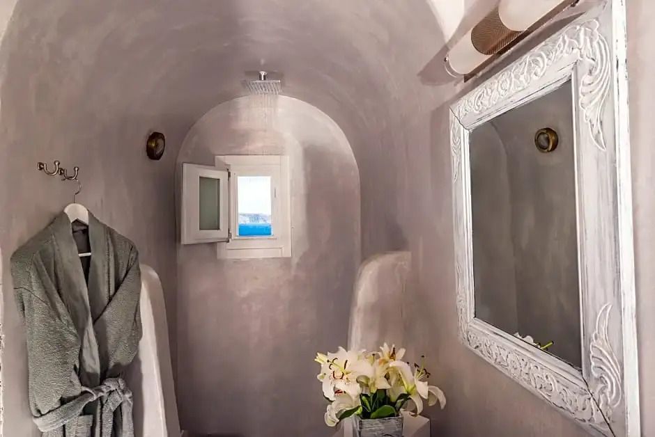 Modernes Badezimmer mit kleinen Fenstern und stilvollen Dekorationen.