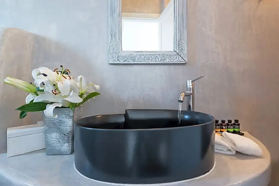 Design-Waschbecken in einem eleganten Badezimmer mit Blumen-Dekoration.