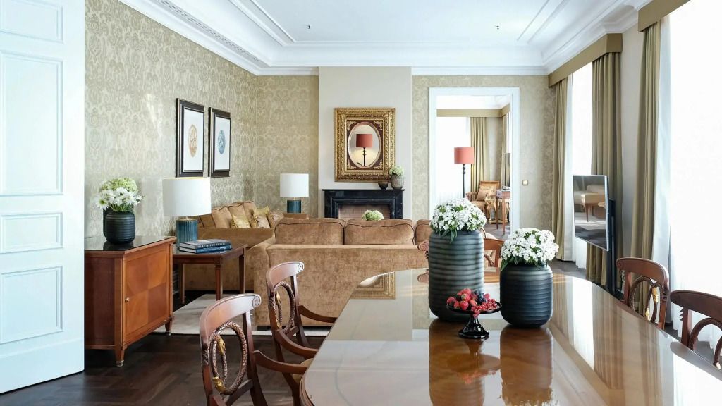 Geräumiger Wohnbereich der Suite mit luxuriöser Ausstattung und Dekoration