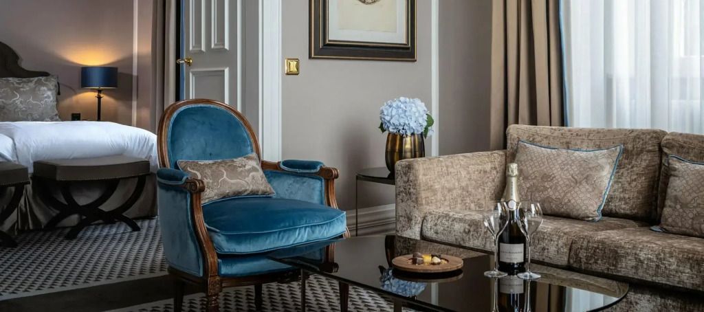 Detail eines Wohnbereichs in der Suite mit blauer Samtpolsterung.