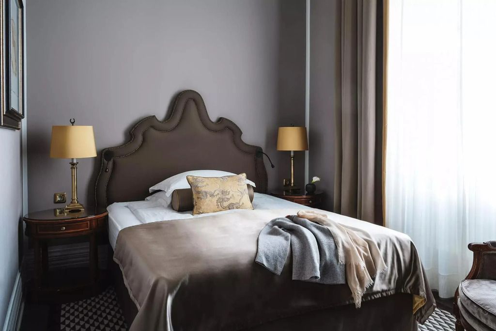 Elegantes Schlafzimmer mit edlem Doppelbett und klassischem Dekor