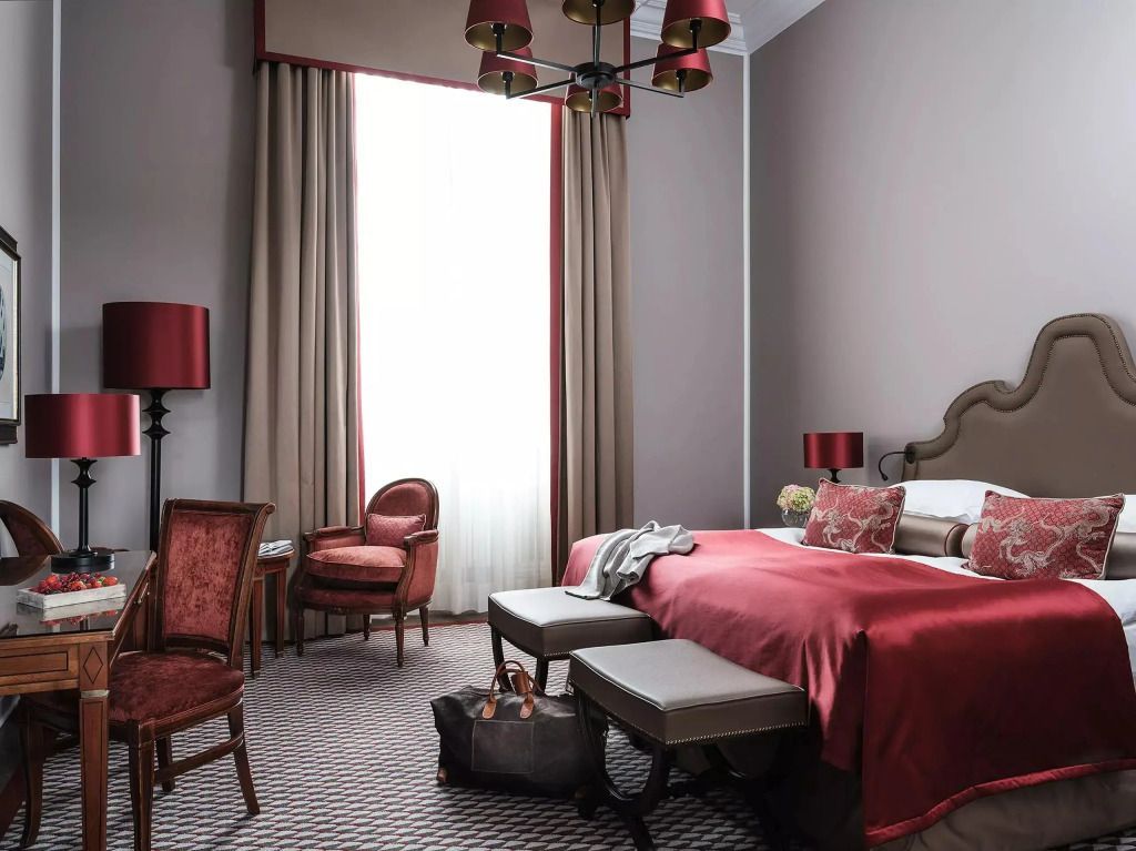 Elegantes Grand Superior Doppelzimmer mit roter Bettdecke und stilvollem Interieur