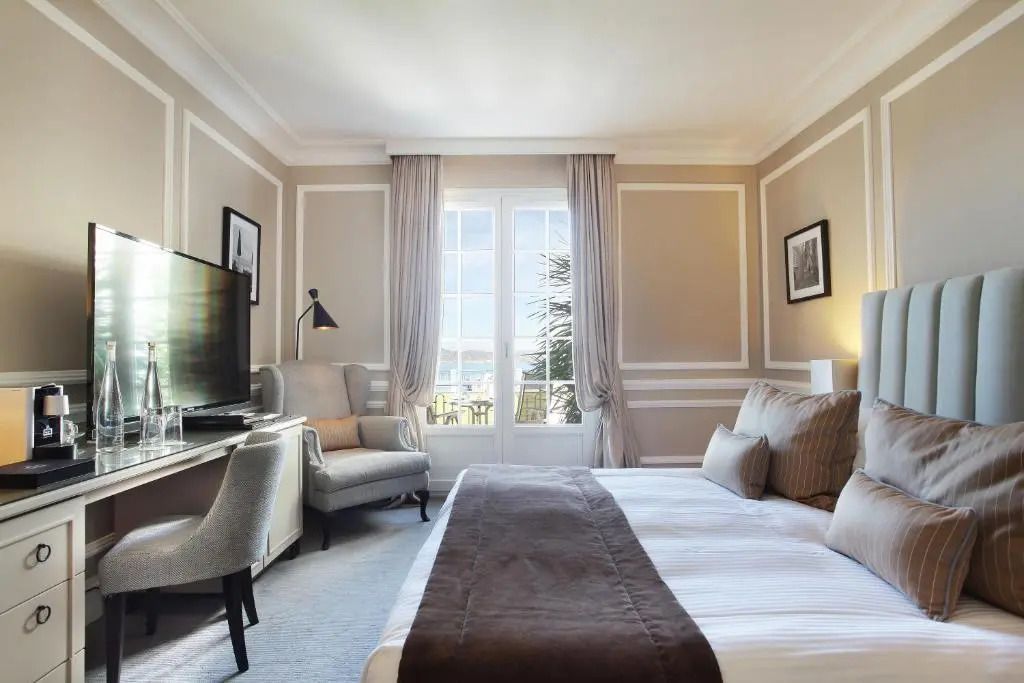 Luxuriöses Doppelzimmer mit Doppelbett und Balkonblick auf das Meer