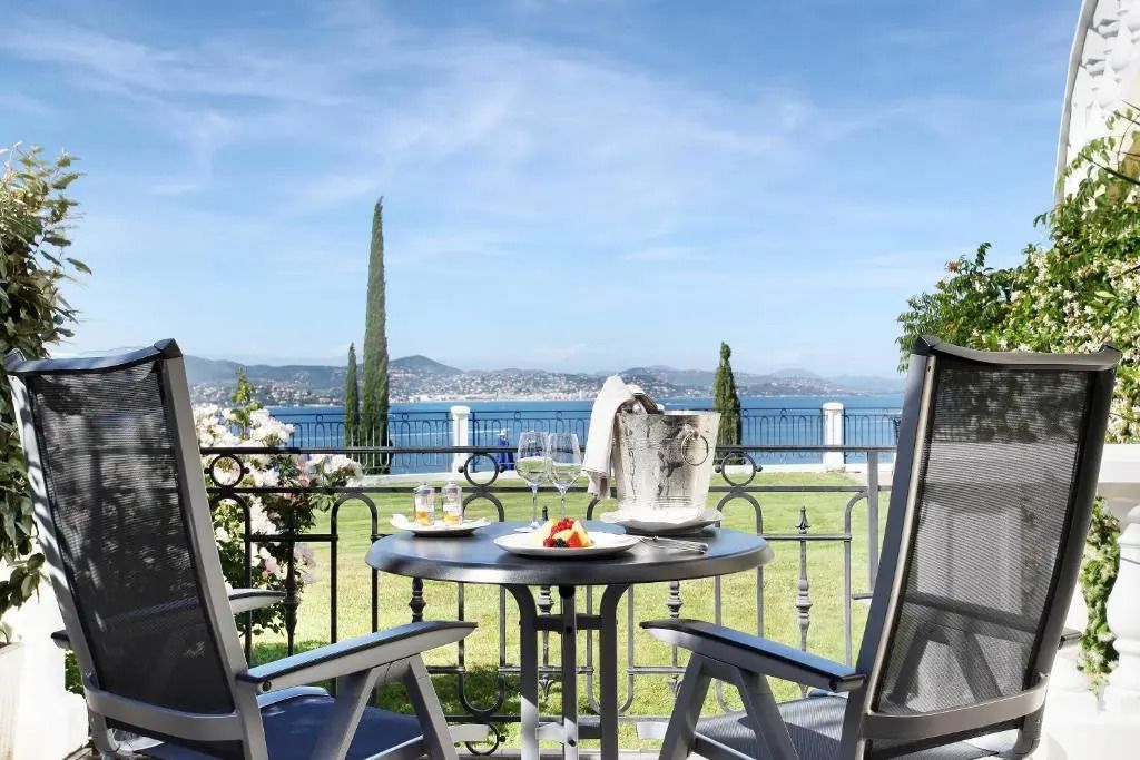 Terrasse mit Sitzmöbeln und Blick über die Küste von Saint-Tropez