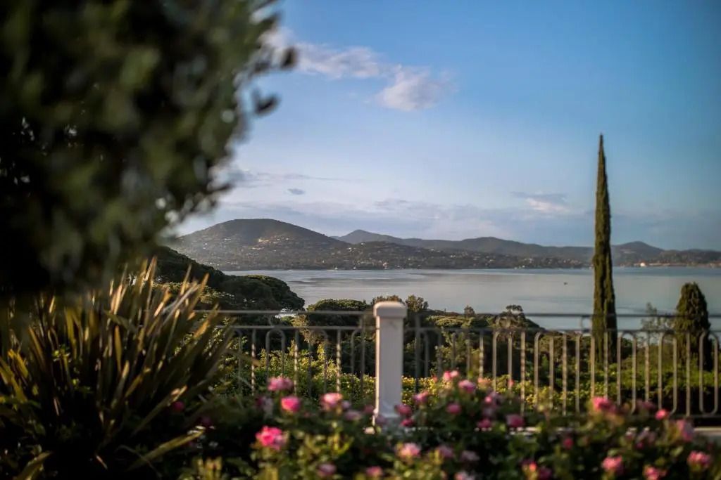 Panoramablick auf das Meer und die Hügel von Saint-Tropez