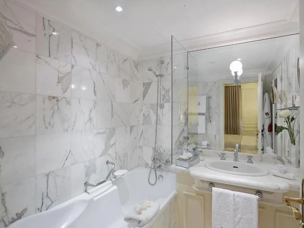 Elegantes Badezimmer mit Marmorfliesen und Duschwanne im Hotelzimmer