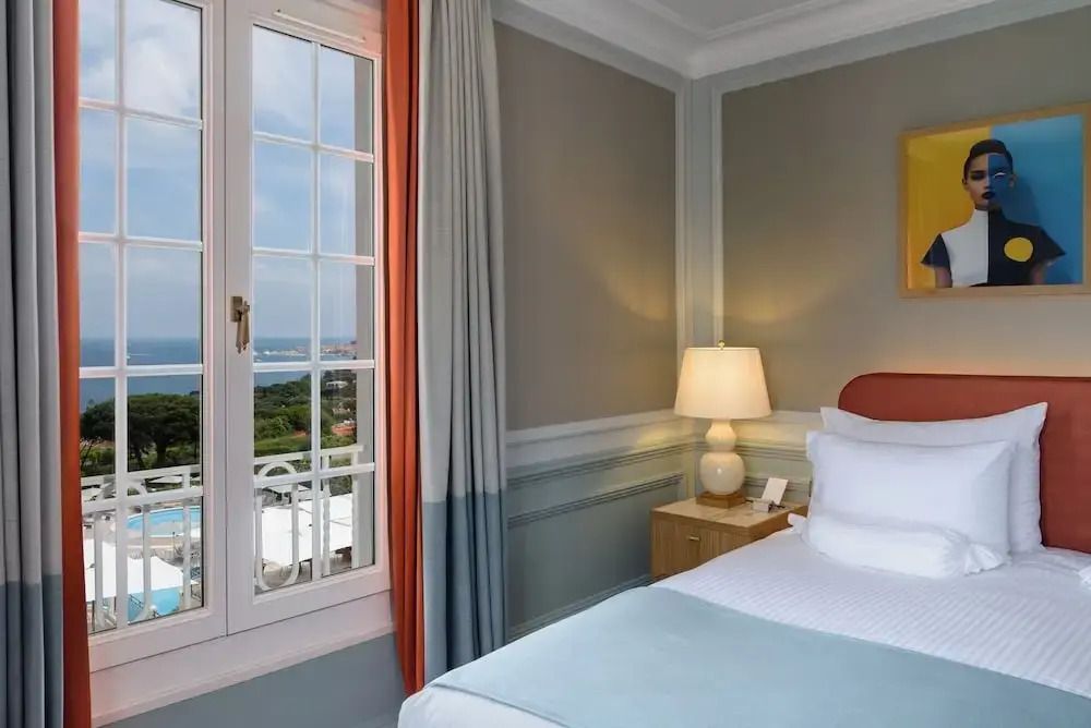 Standard Doppelzimmer mit Balkon mit Blick auf das Meer und elegante Einrichtung