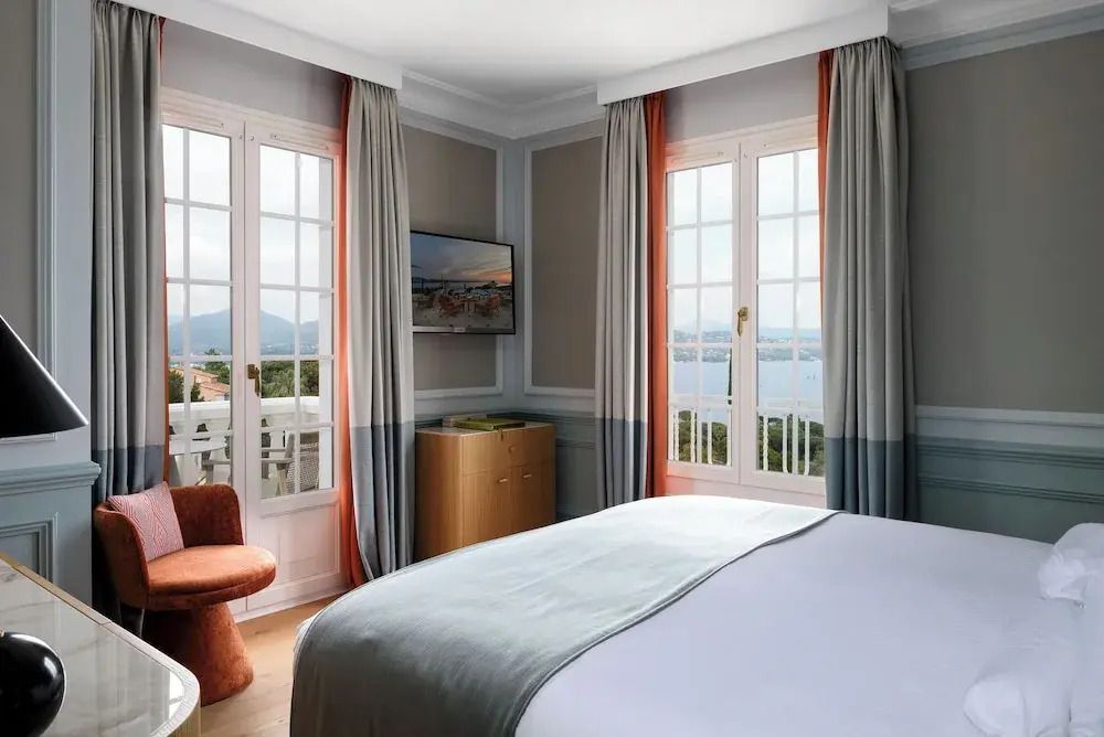 Zimmer mit Balkon und Meerblick helle und stilvolle Einrichtung