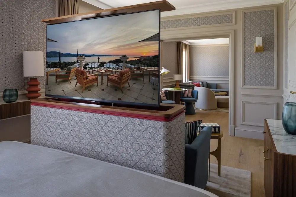 Luxuriöse Suite mit Balkon und Blick auf das Meer bei Sonnenuntergang