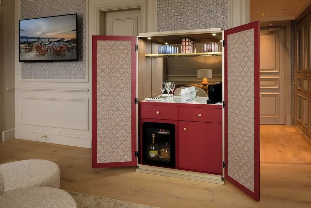 Stilvolle Minibar in einer Suite mit traditionellen Designelementen
