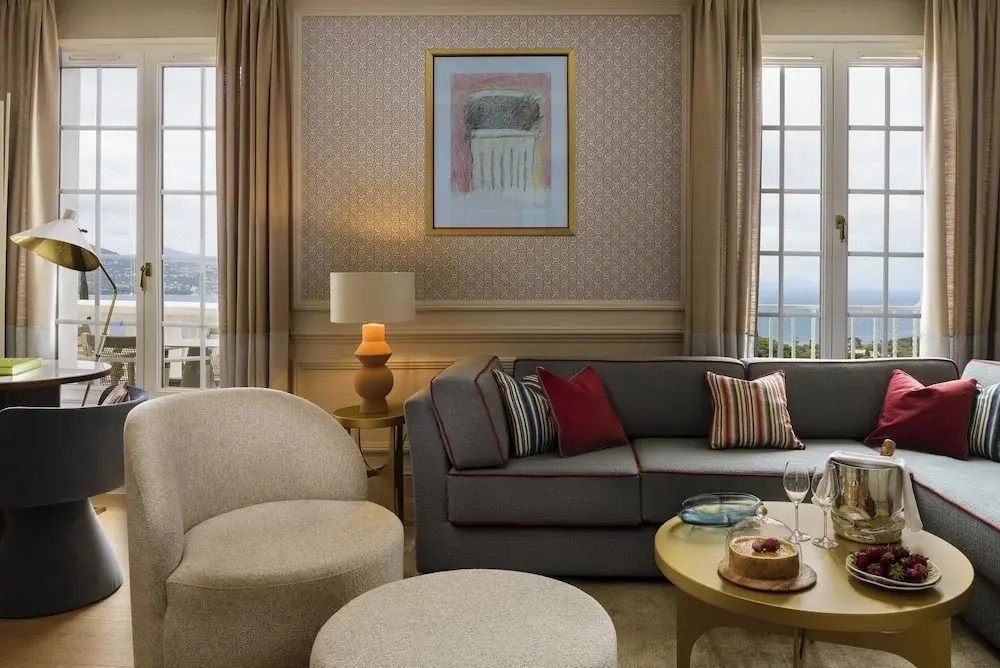 Gemütliches Wohnzimmer einer Suite mit Sofas und Meerblick