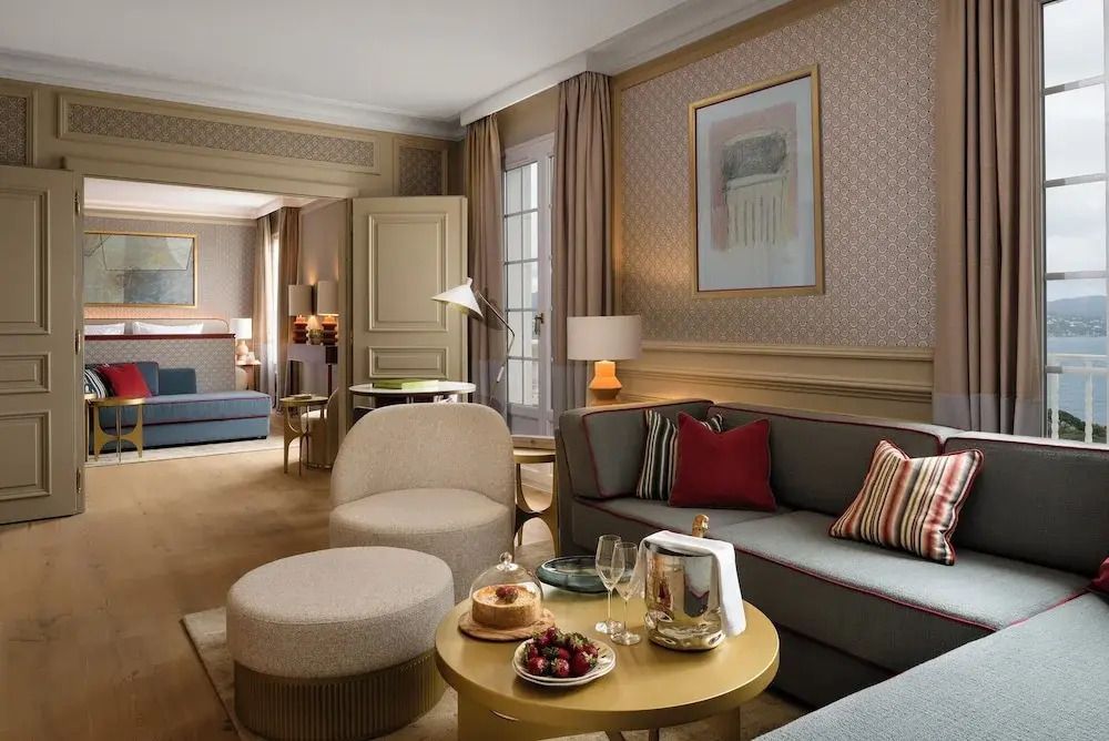 Großzügiges Wohnzimmer einer Suite mit eleganten Möbeln und Dekor