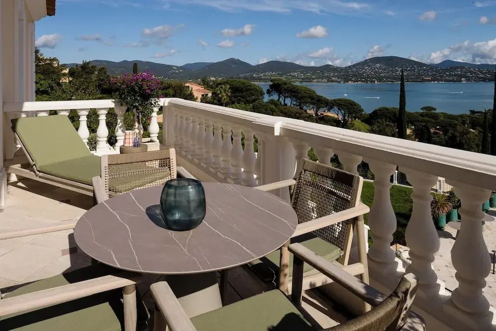 Private Terrasse mit Sitzmöbeln und Panoramablick auf die Landschaft