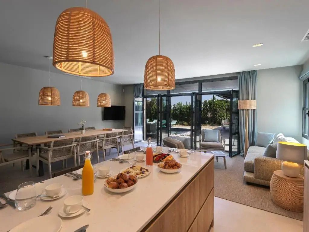 Geräumiger Wohn- und Essbereich mit moderner Einrichtung in der Villa.