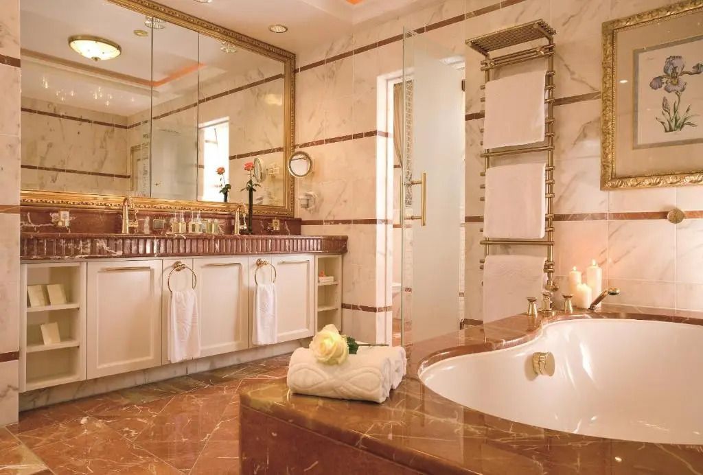 Luxuriöses Badezimmer in der Suite mit edlem Marmor und eleganten Armaturen.
