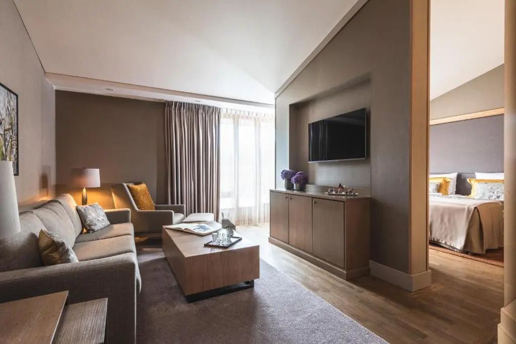 Stilvoller Wohnbereich der Junior-Suite mit moderner Einrichtung und viel Tageslicht.
