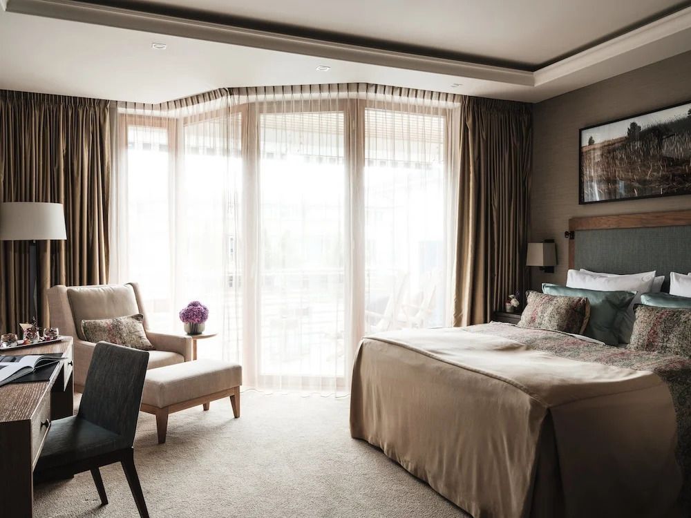 Helles Standardzimmer mit großen Fenstern und eleganter Einrichtung