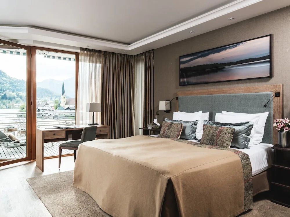 Komfortables Doppelbett in einem luxuriösen Standardzimmer mit Seeblick