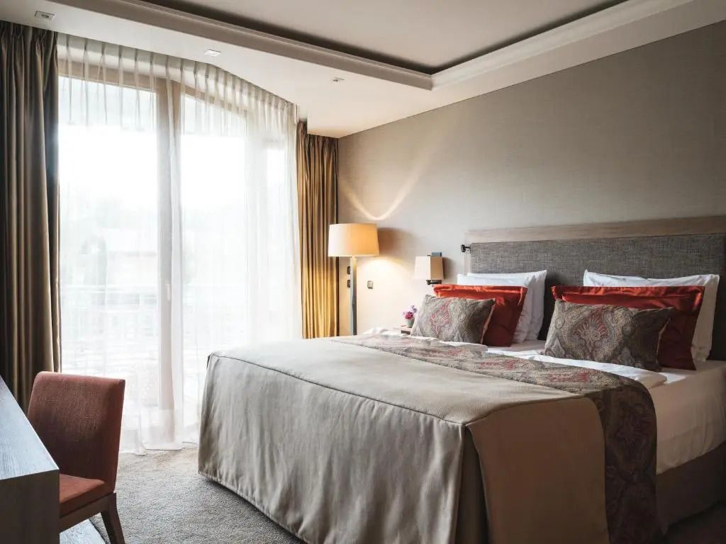 Elegantes Schlafzimmerdesign mit sanften Farben und luxuriösen Stoffen.