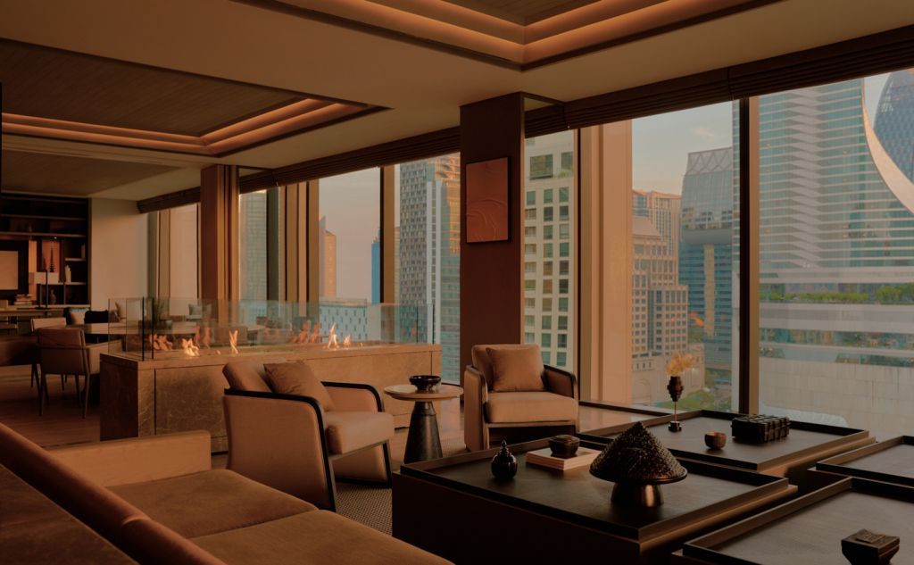 Luxuriöse Suite mit Panoramafenster und Blick auf die Skyline von Bangkok
