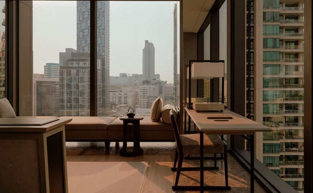 Heller Arbeitsbereich in Suite mit Panoramablick auf die Skyline