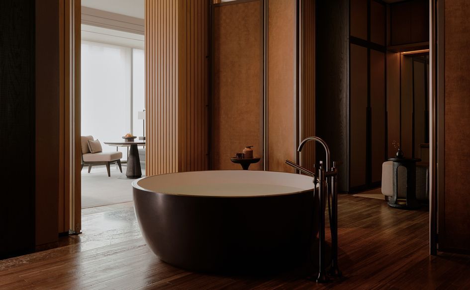 Moderne freistehende Badewanne in stilvollem Interieur mit Holzvertäfelung