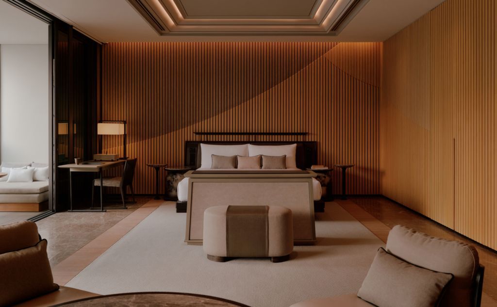 Luxuriöse Suite mit Doppelbett und stilvoller Einrichtung in gedeckten Farben