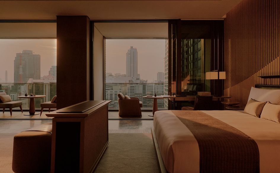 Moderne Suite mit Panoramablick auf die Stadt und einladendem Bett