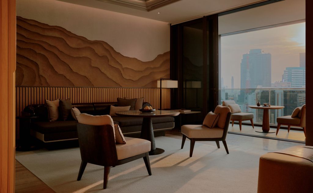 Elegante Sitzecke mit künstlerischer Wandgestaltung und Ausblick