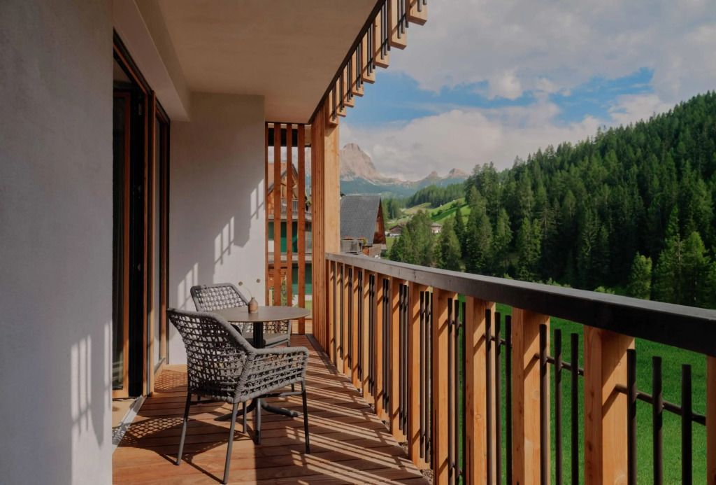 Holzbalkon mit Bergblick und gemütlicher Sitzgelegenheit