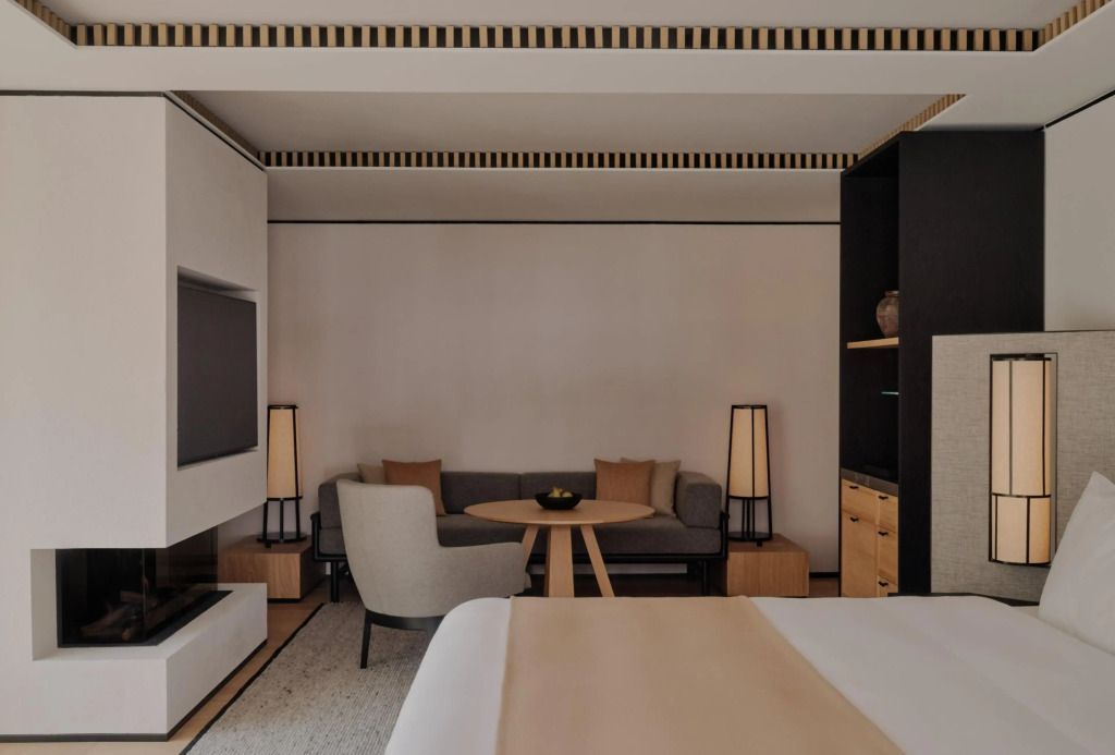 Elegantes Doppelzimmer mit modernem Design und gemütlicher Sitzecke