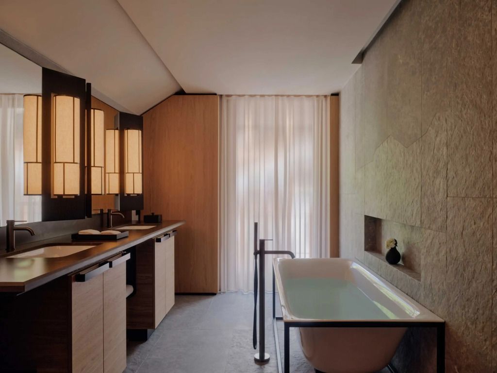 Modernes Bad mit freistehender Wanne und stilvollem Design